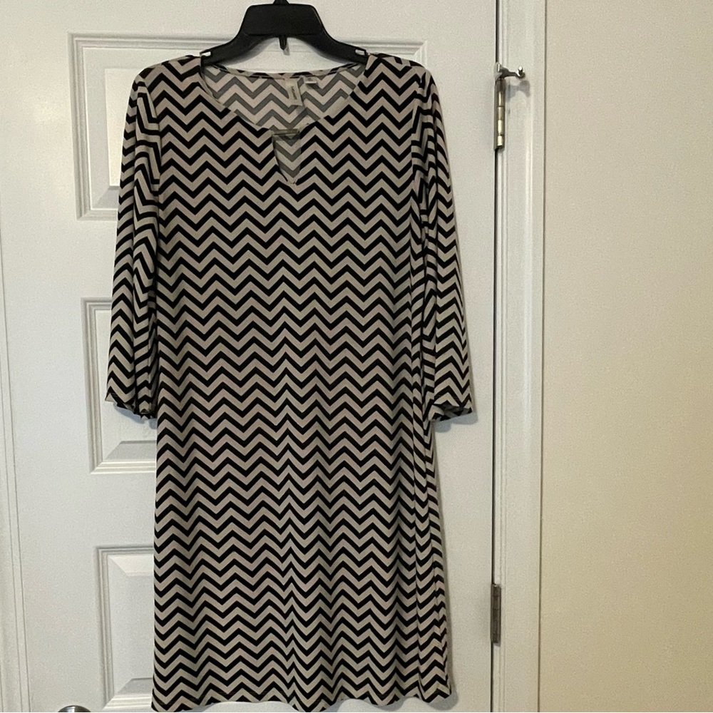 EUC “TACERA” Brand Dress Black & Cream ZigZag Design PulloverW/-3/4” sleeve Sz M